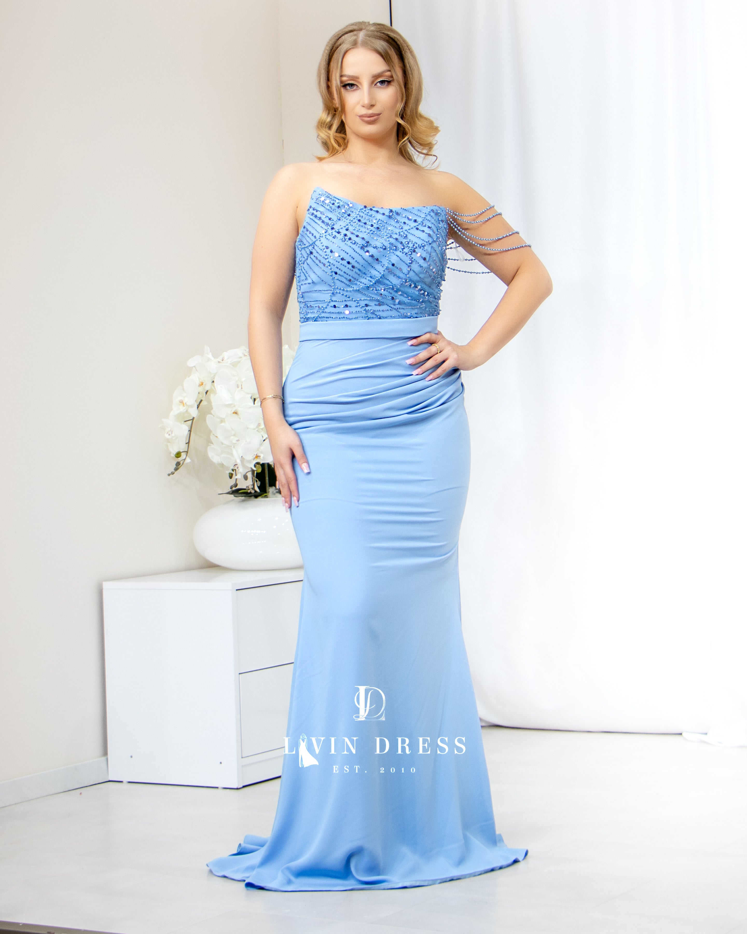 Hellblau mit Steinen