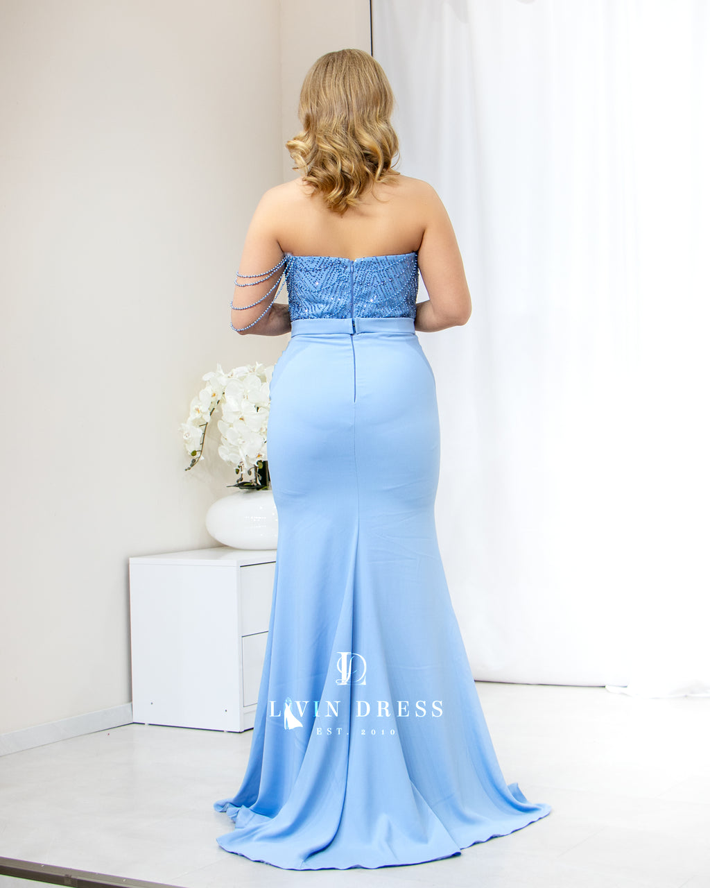 Hellblau mit Steinen