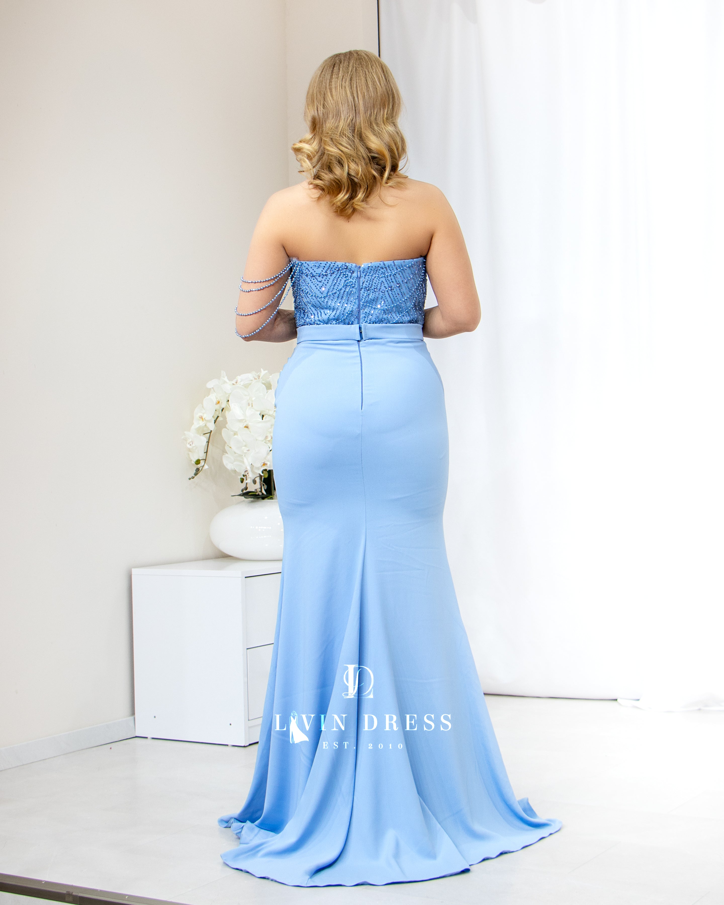 Hellblau mit Steinen